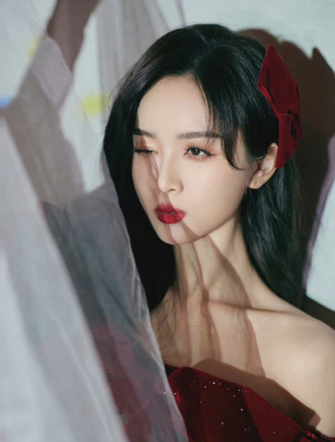 吴宣仪27岁状态红色丝绒抹胸礼裙可爱又优雅