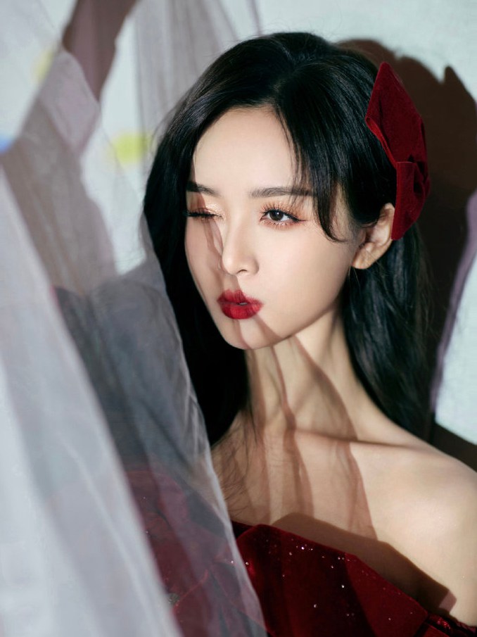 吴宣仪27岁状态红色丝绒抹胸礼裙可爱又优雅