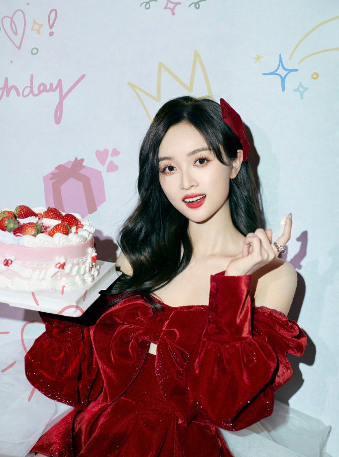 吴宣仪27岁状态红色丝绒抹胸礼裙可爱又优雅