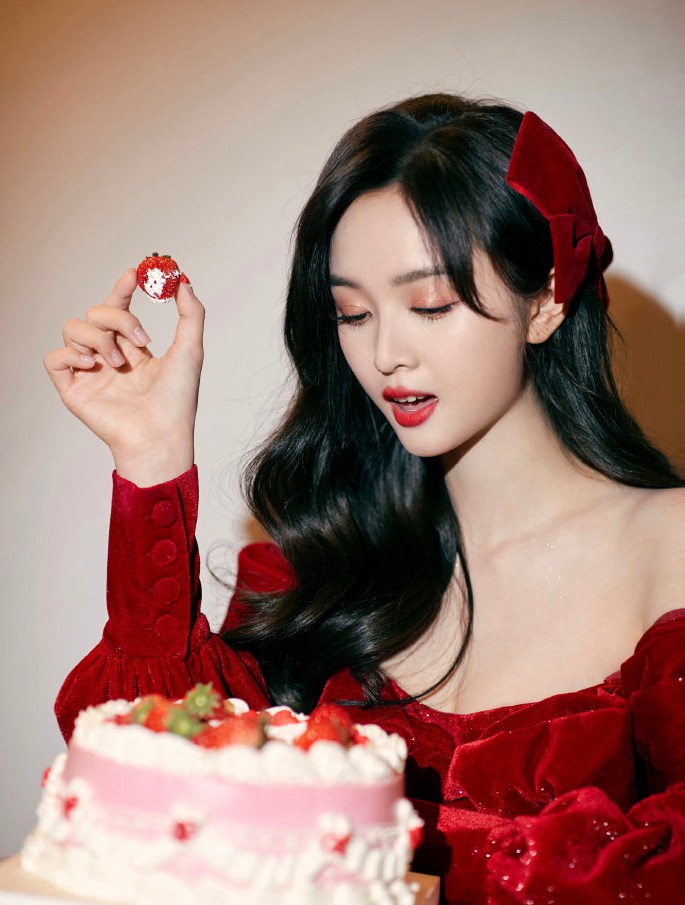 吴宣仪27岁状态红色丝绒抹胸礼裙可爱又优雅