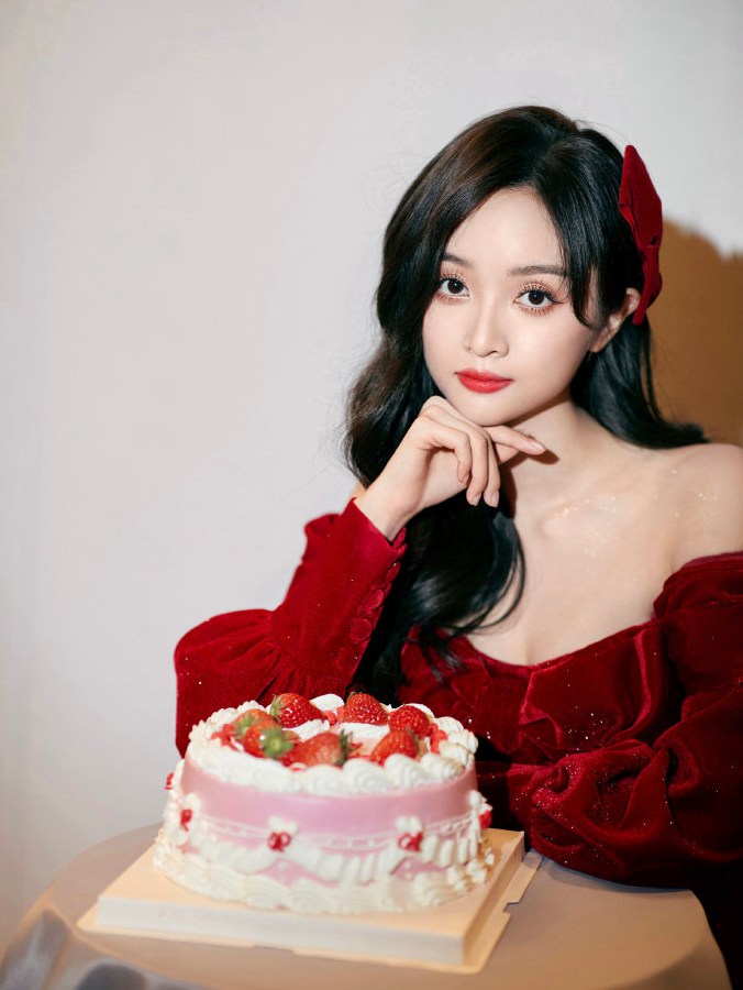 吴宣仪27岁状态红色丝绒抹胸礼裙可爱又优雅