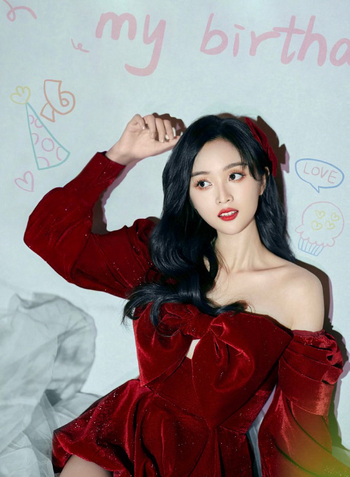 吴宣仪27岁状态红色丝绒抹胸礼裙可爱又优雅