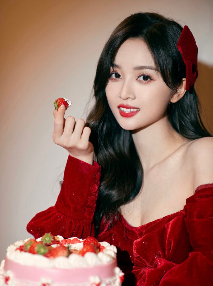 吴宣仪27岁状态红色丝绒抹胸礼裙可爱又优雅