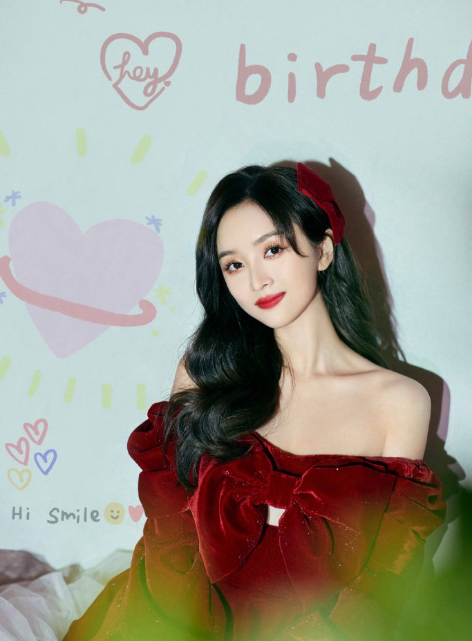 吴宣仪27岁状态红色丝绒抹胸礼裙可爱又优雅