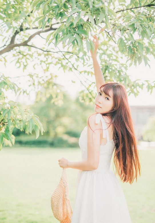 眼神勾人的雪白胸脯性感美女