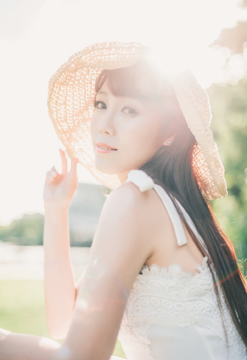 眼神勾人的雪白胸脯性感美女