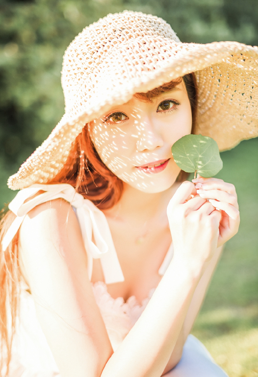 眼神勾人的雪白胸脯性感美女