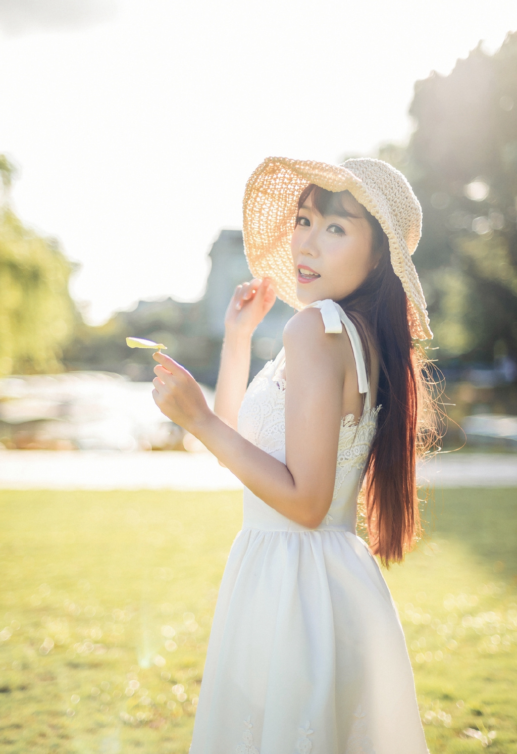 眼神勾人的雪白胸脯性感美女