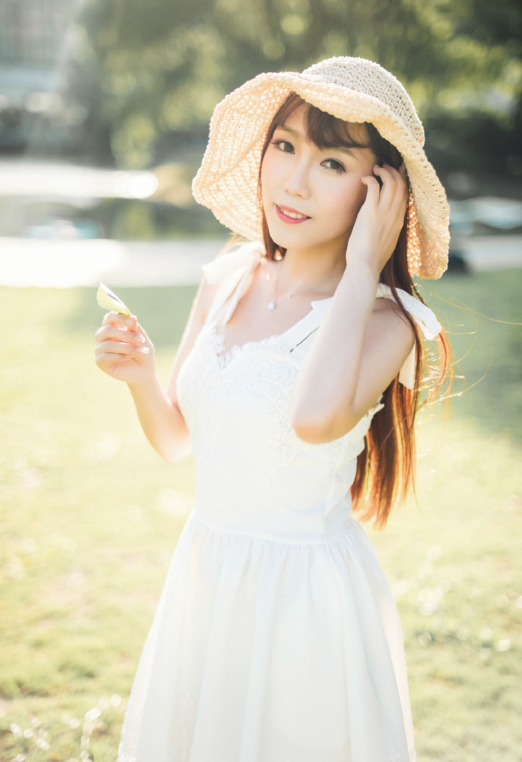 眼神勾人的雪白胸脯性感美女