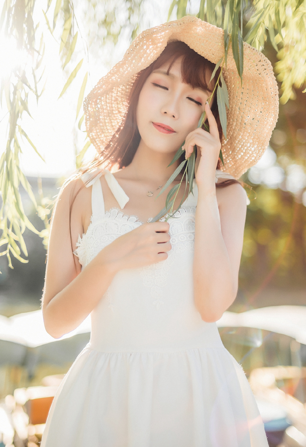 眼神勾人的雪白胸脯性感美女