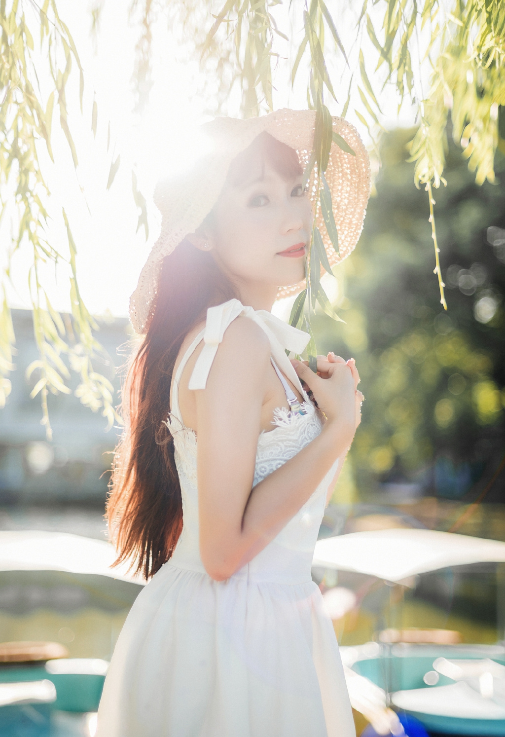 眼神勾人的雪白胸脯性感美女