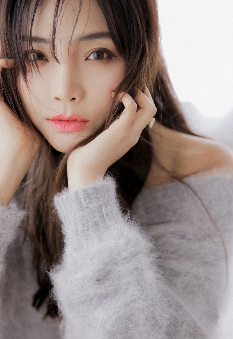 长腿气质佳人香肩雪白撩人美女图