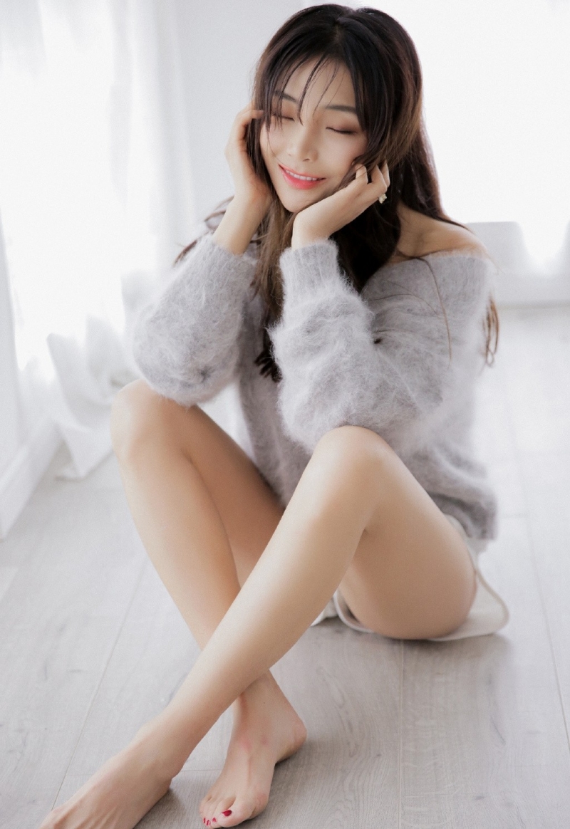 长腿气质佳人香肩雪白撩人美女图