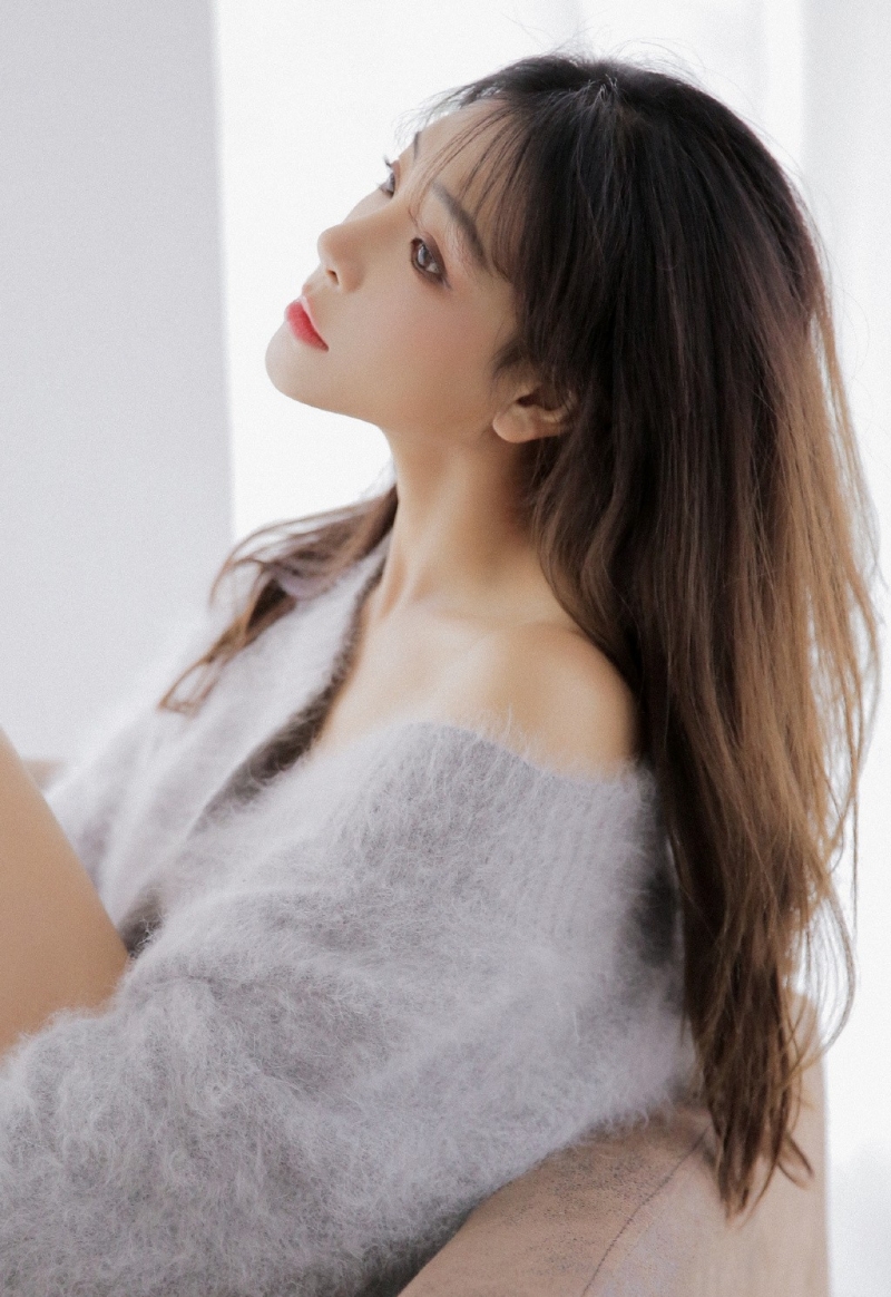 长腿气质佳人香肩雪白撩人美女图