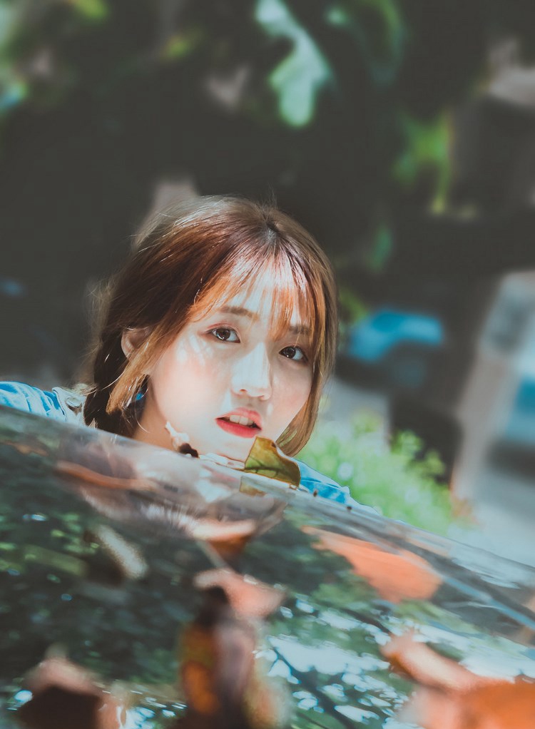 妖娆名媛气质美女风骚宾馆摆弄骚姿性感长腿火辣图片