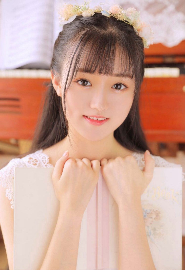 妖娆名媛气质美女风骚宾馆摆弄骚姿性感长腿火辣图片