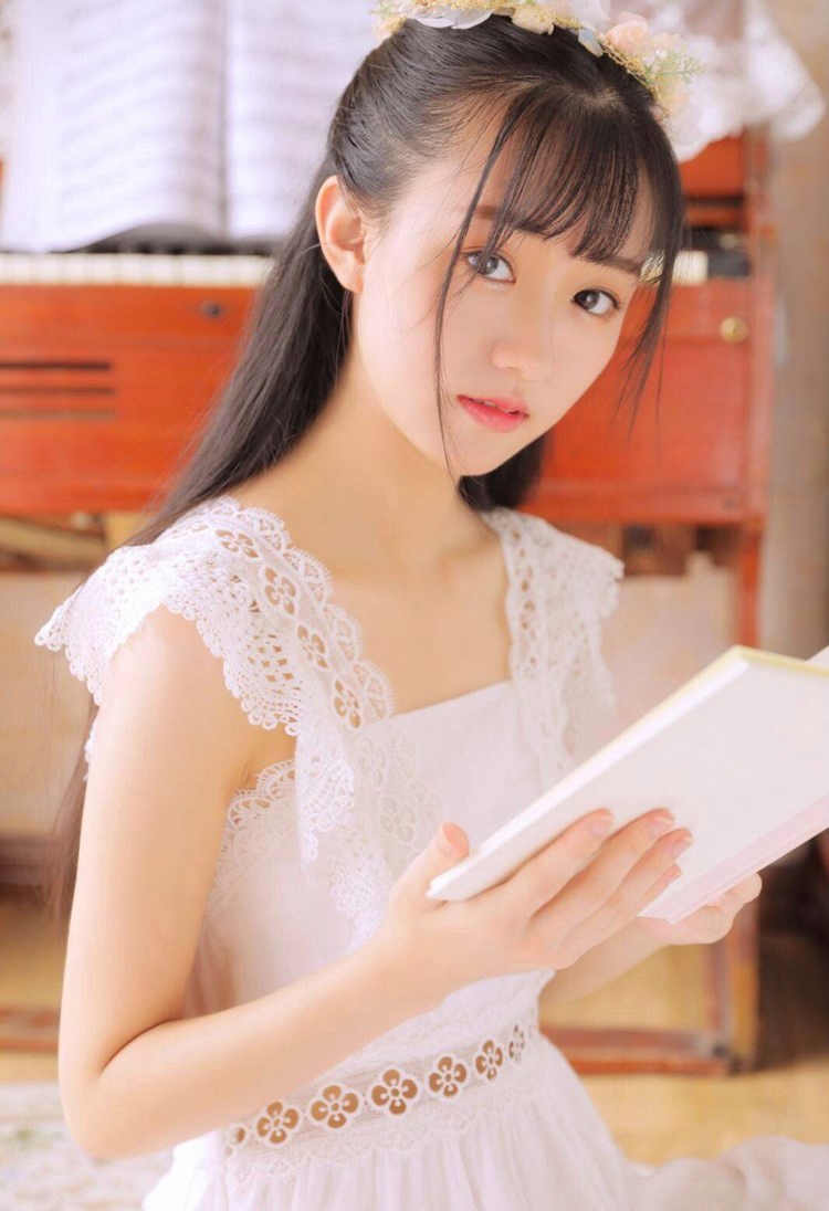 妖娆名媛气质美女风骚宾馆摆弄骚姿性感长腿火辣图片