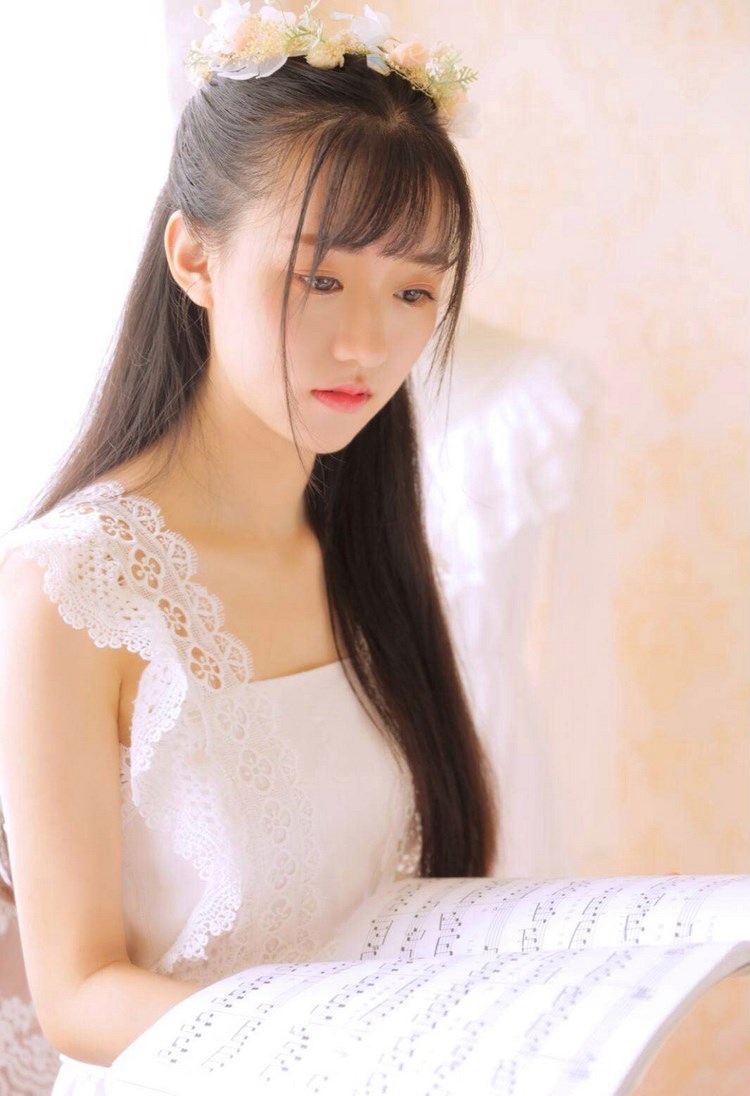 妖娆名媛气质美女风骚宾馆摆弄骚姿性感长腿火辣图片