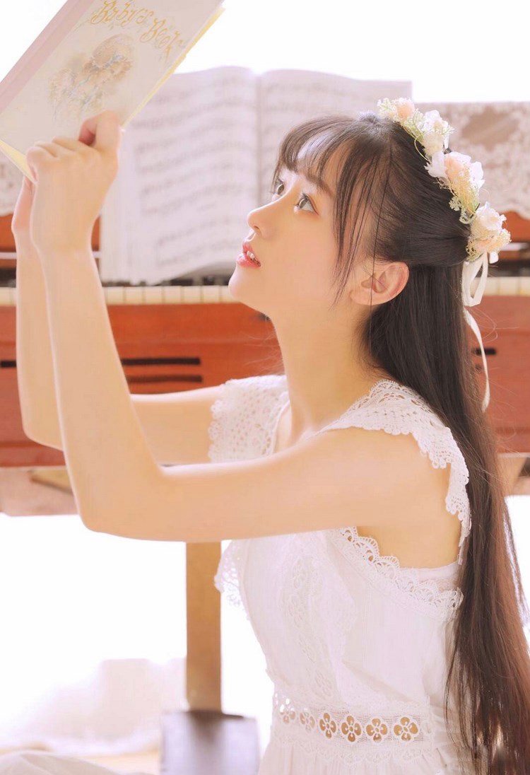 妖娆名媛气质美女风骚宾馆摆弄骚姿性感长腿火辣图片