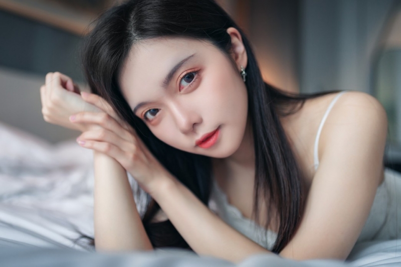 娇媚小女人床上千娇百媚私房照