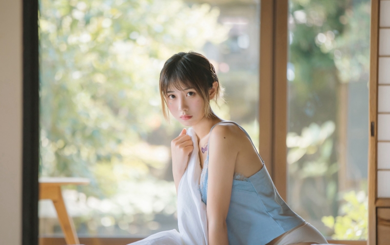 床上美女吊带香肩性感迷人私拍