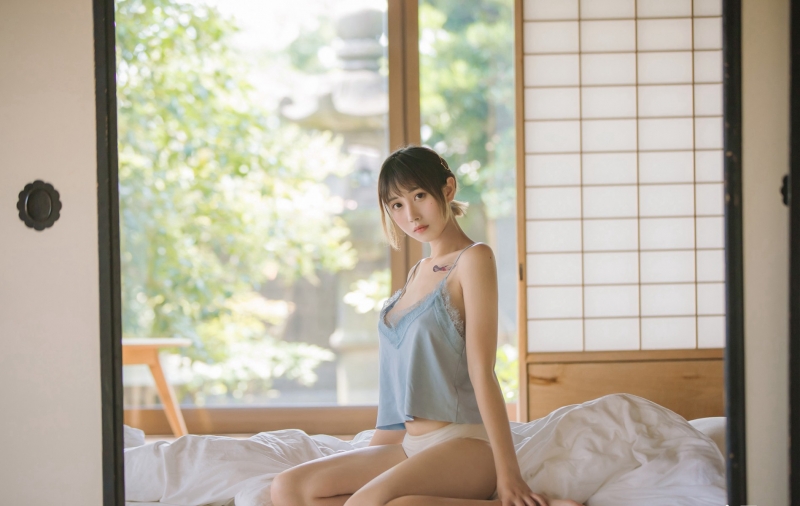 床上美女吊带香肩性感迷人私拍