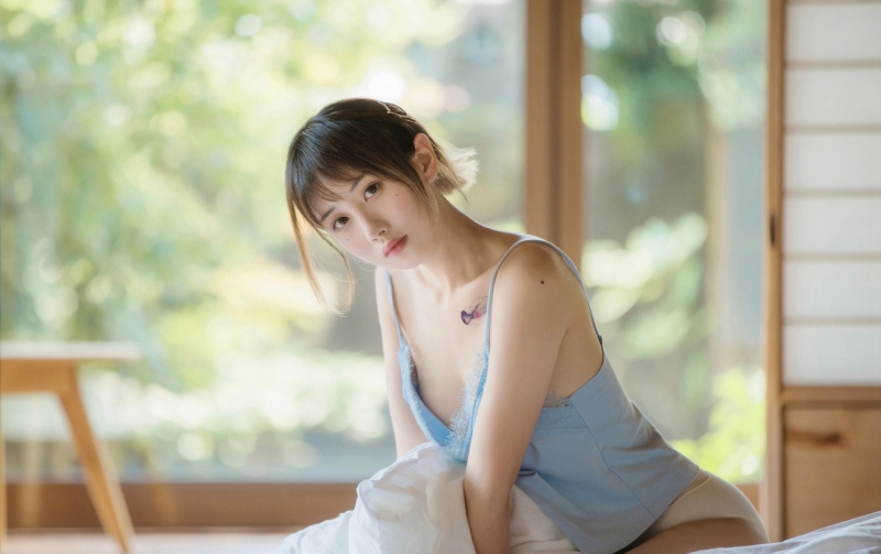 床上美女吊带香肩性感迷人私拍