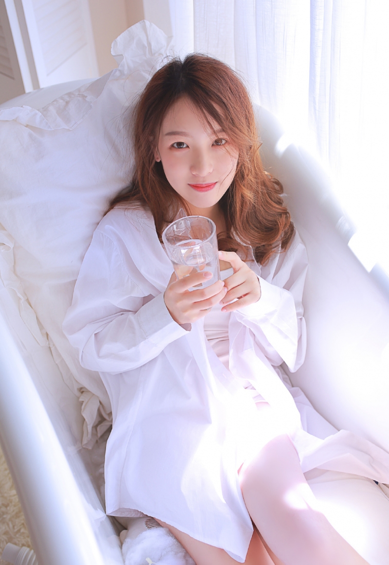 浴室美女白色衬衣下半身失踪图片