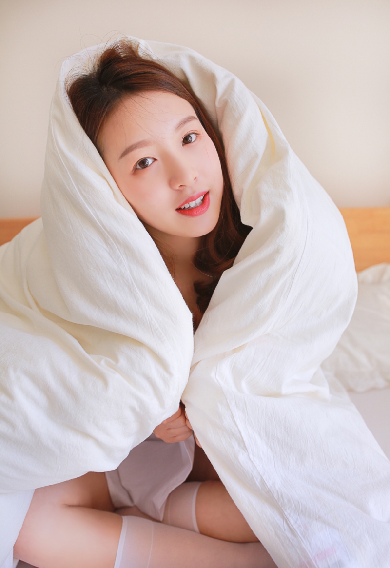 浴室美女白色衬衣下半身失踪图片