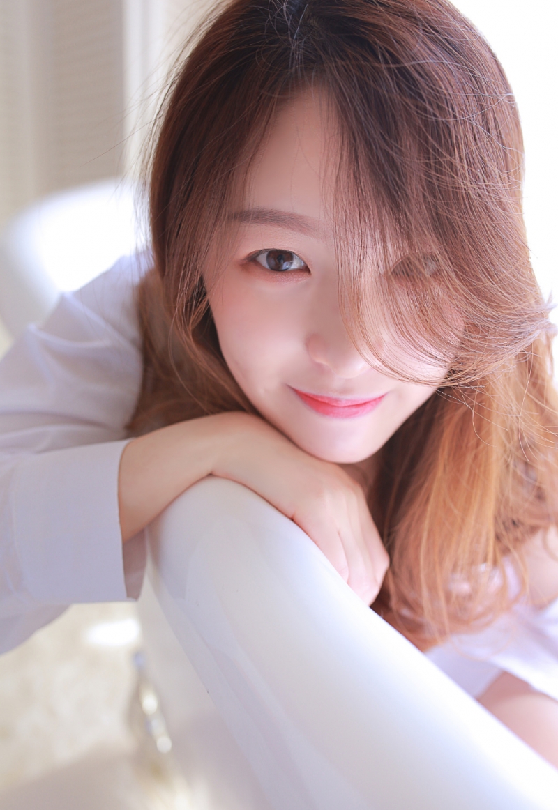 浴室美女白色衬衣下半身失踪图片