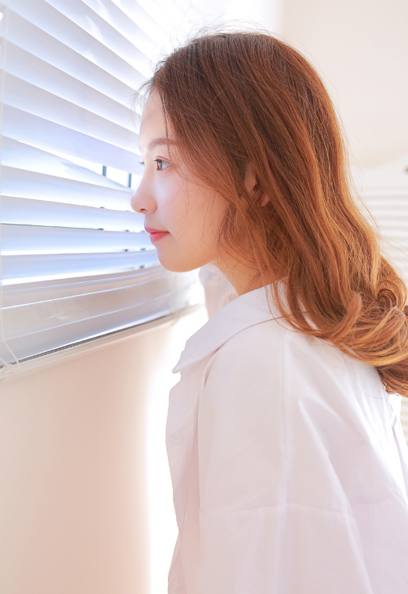 浴室美女白色衬衣下半身失踪图片