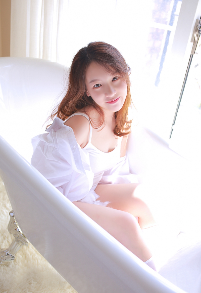 浴室美女白色衬衣下半身失踪图片