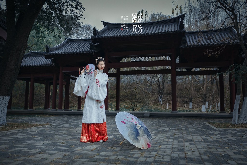 优雅知性的汉服美女光线朦胧养眼复古风古装摄影