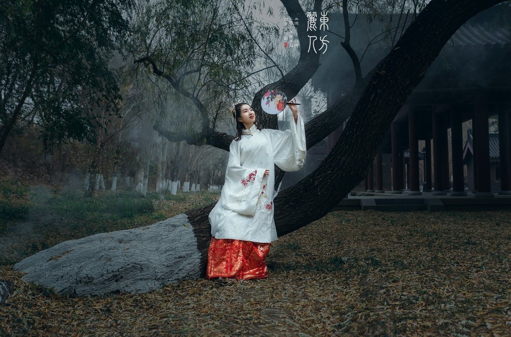 优雅知性的汉服美女光线朦胧养眼复古风古装摄影