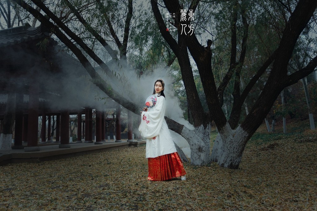 优雅知性的汉服美女光线朦胧养眼复古风古装摄影