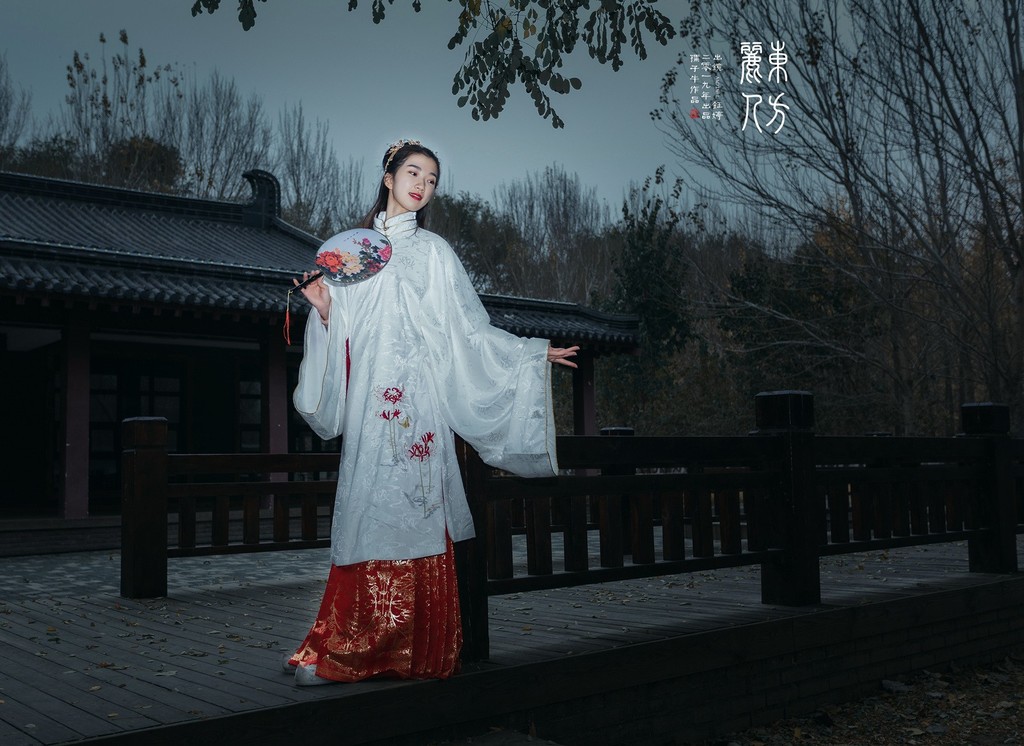 优雅知性的汉服美女光线朦胧养眼复古风古装摄影