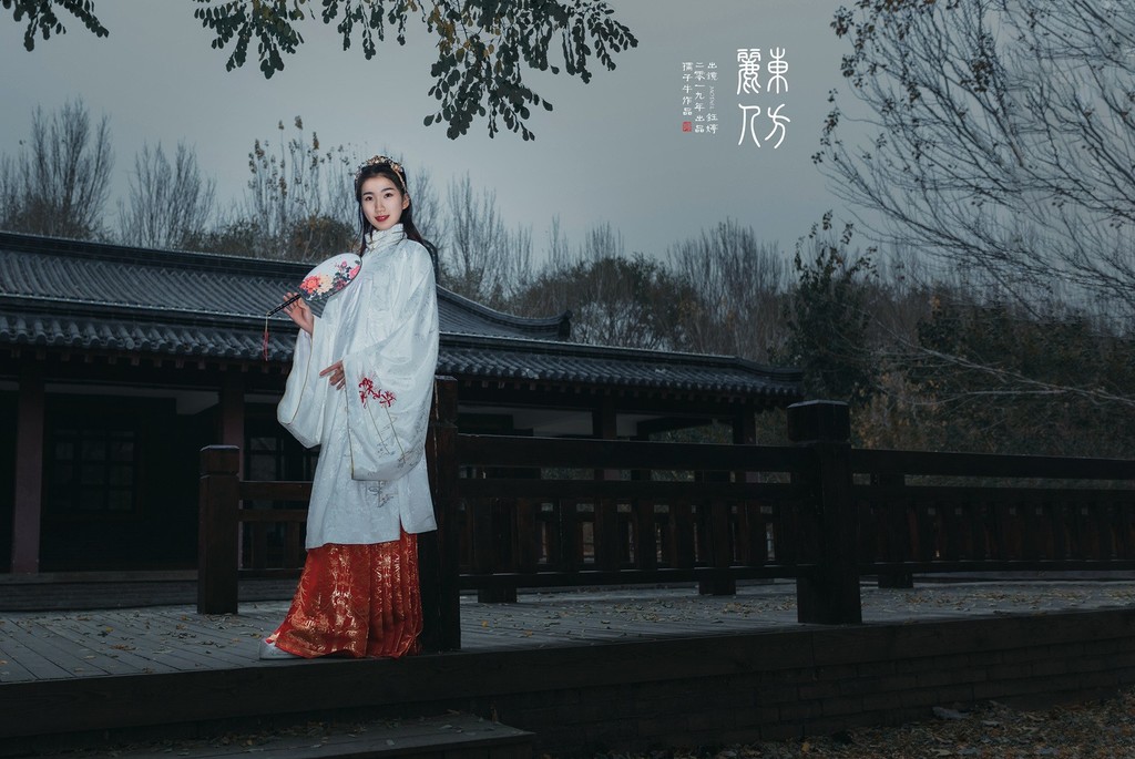 优雅知性的汉服美女光线朦胧养眼复古风古装摄影