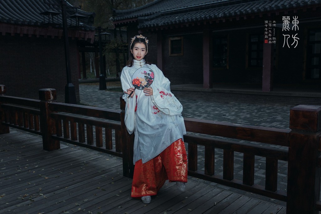 优雅知性的汉服美女光线朦胧养眼复古风古装摄影