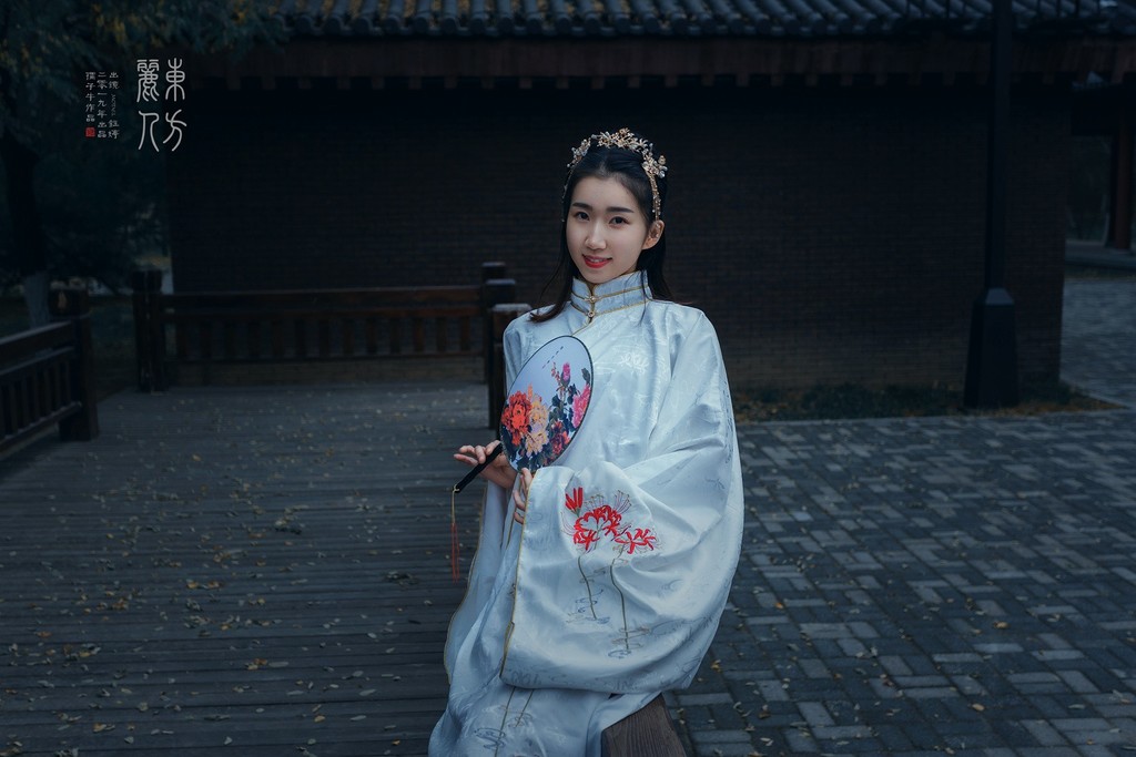 优雅知性的汉服美女光线朦胧养眼复古风古装摄影