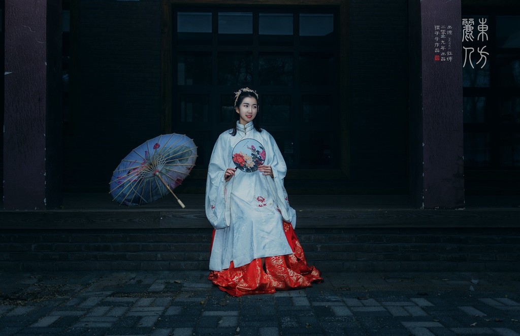 优雅知性的汉服美女光线朦胧养眼复古风古装摄影