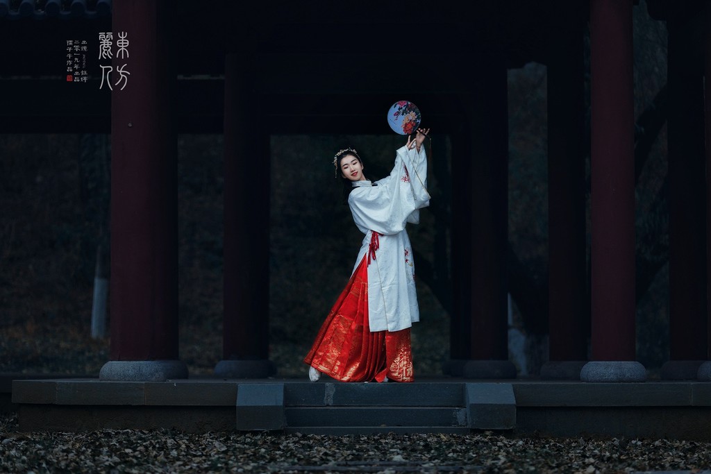 优雅知性的汉服美女光线朦胧养眼复古风古装摄影