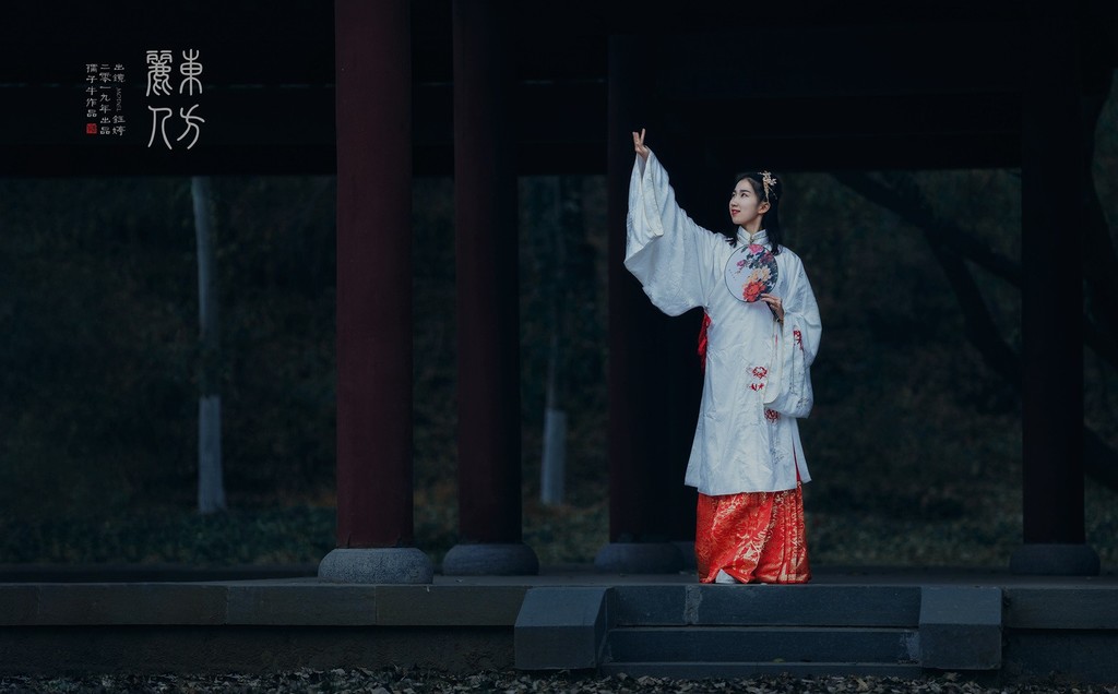 优雅知性的汉服美女光线朦胧养眼复古风古装摄影