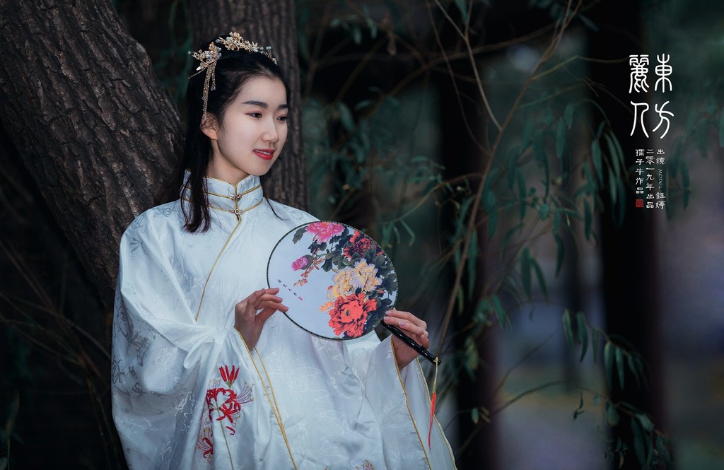 优雅知性的汉服美女光线朦胧养眼复古风古装摄影