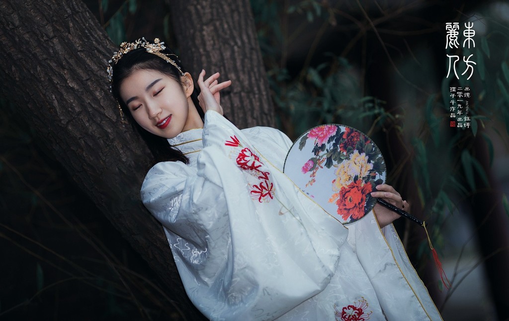 优雅知性的汉服美女光线朦胧养眼复古风古装摄影