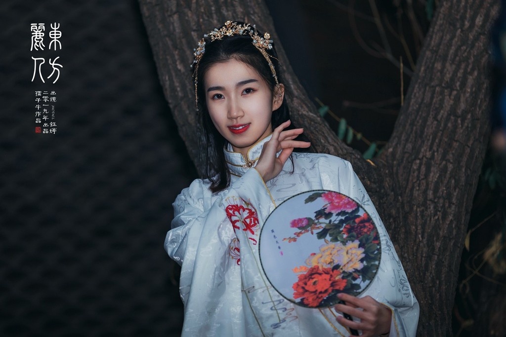 优雅知性的汉服美女光线朦胧养眼复古风古装摄影