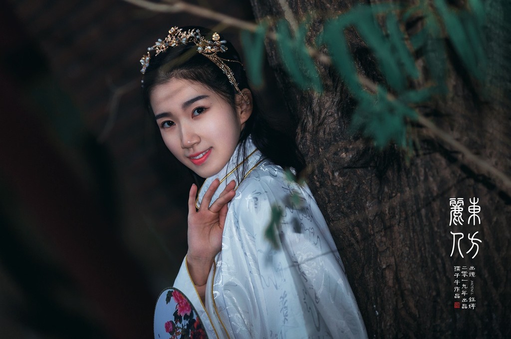 优雅知性的汉服美女光线朦胧养眼复古风古装摄影