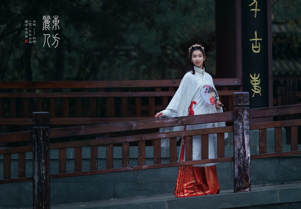 优雅知性的汉服美女光线朦胧养眼复古风古装摄影