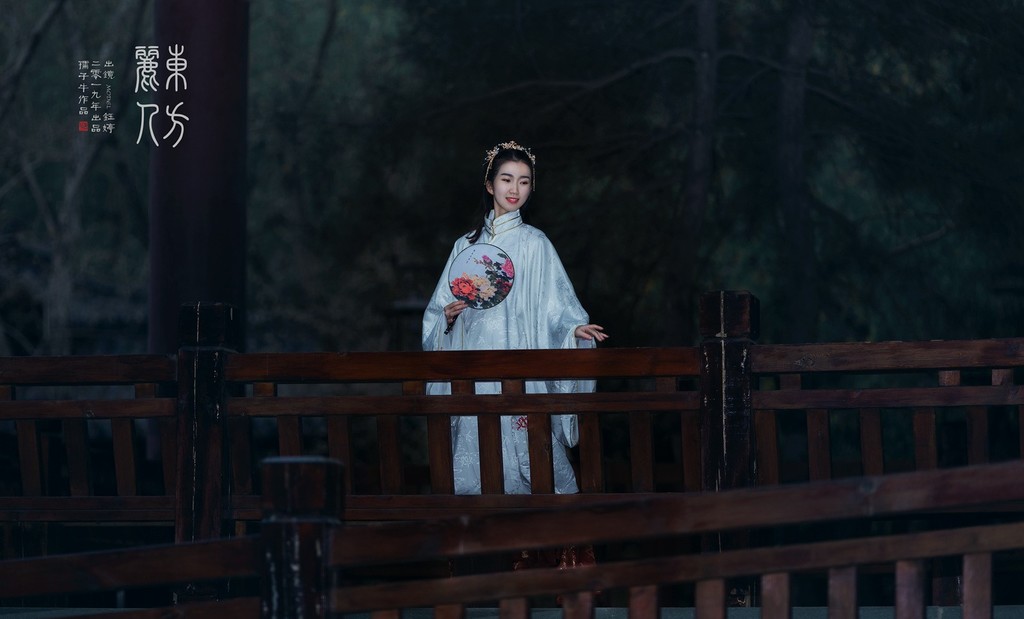 优雅知性的汉服美女光线朦胧养眼复古风古装摄影