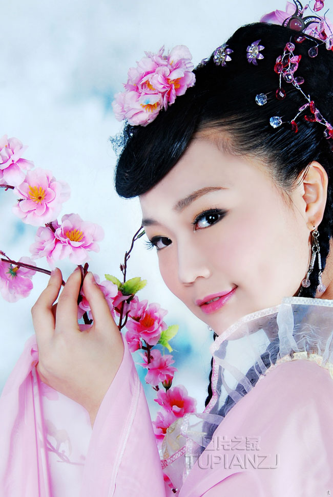 惹人怜爱清纯古装美女照 展甜美笑容