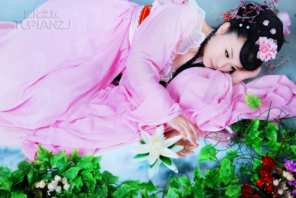 惹人怜爱清纯古装美女照 展甜美笑容